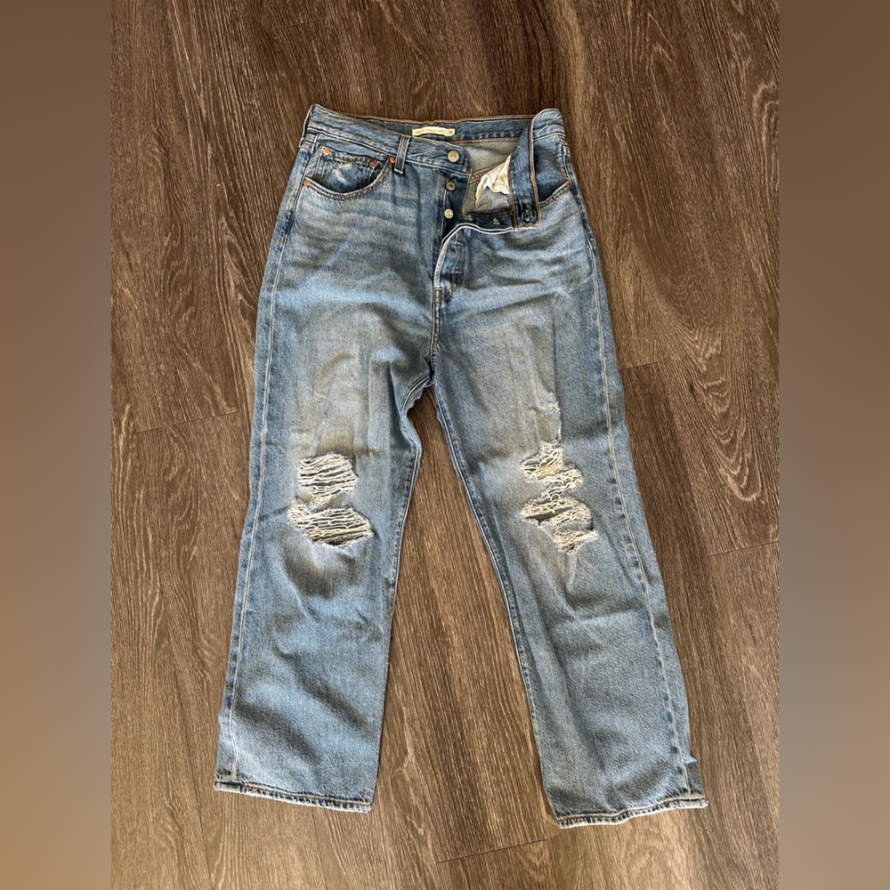 Levi’s Ribcage Straight Ankle Distressed Medium Wash Jeans - 30